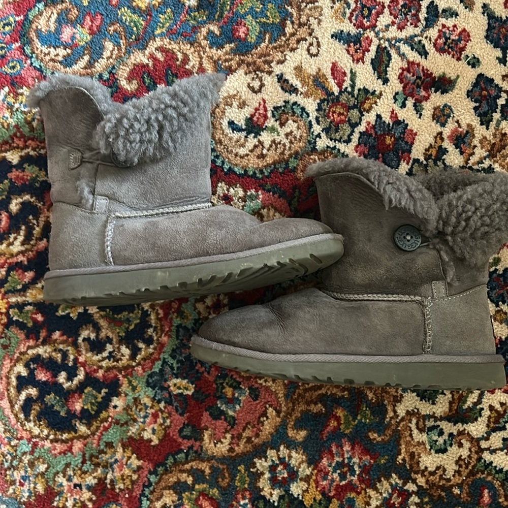 Ugg girls size 5 grey button/roll down boot